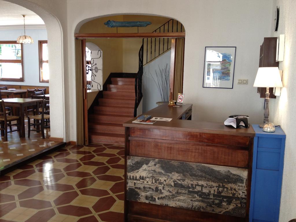 Hostal Portbou Exterior foto