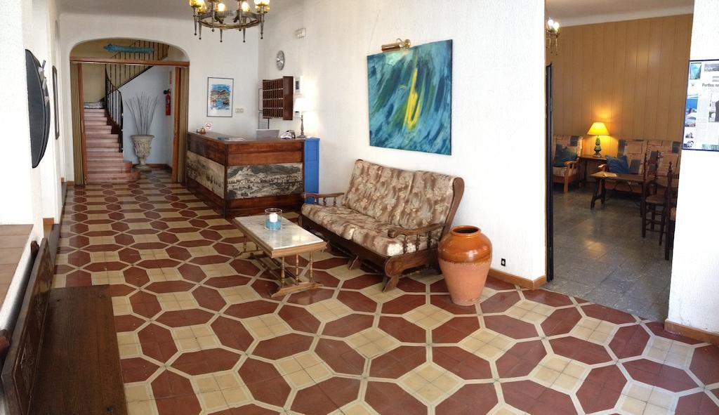 Hostal Portbou Exterior foto