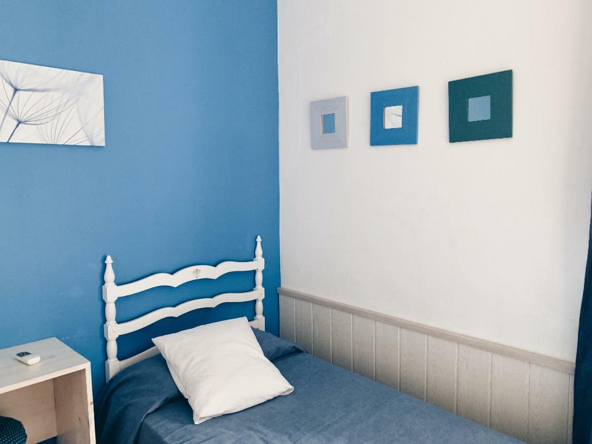 Hostal Portbou Exterior foto